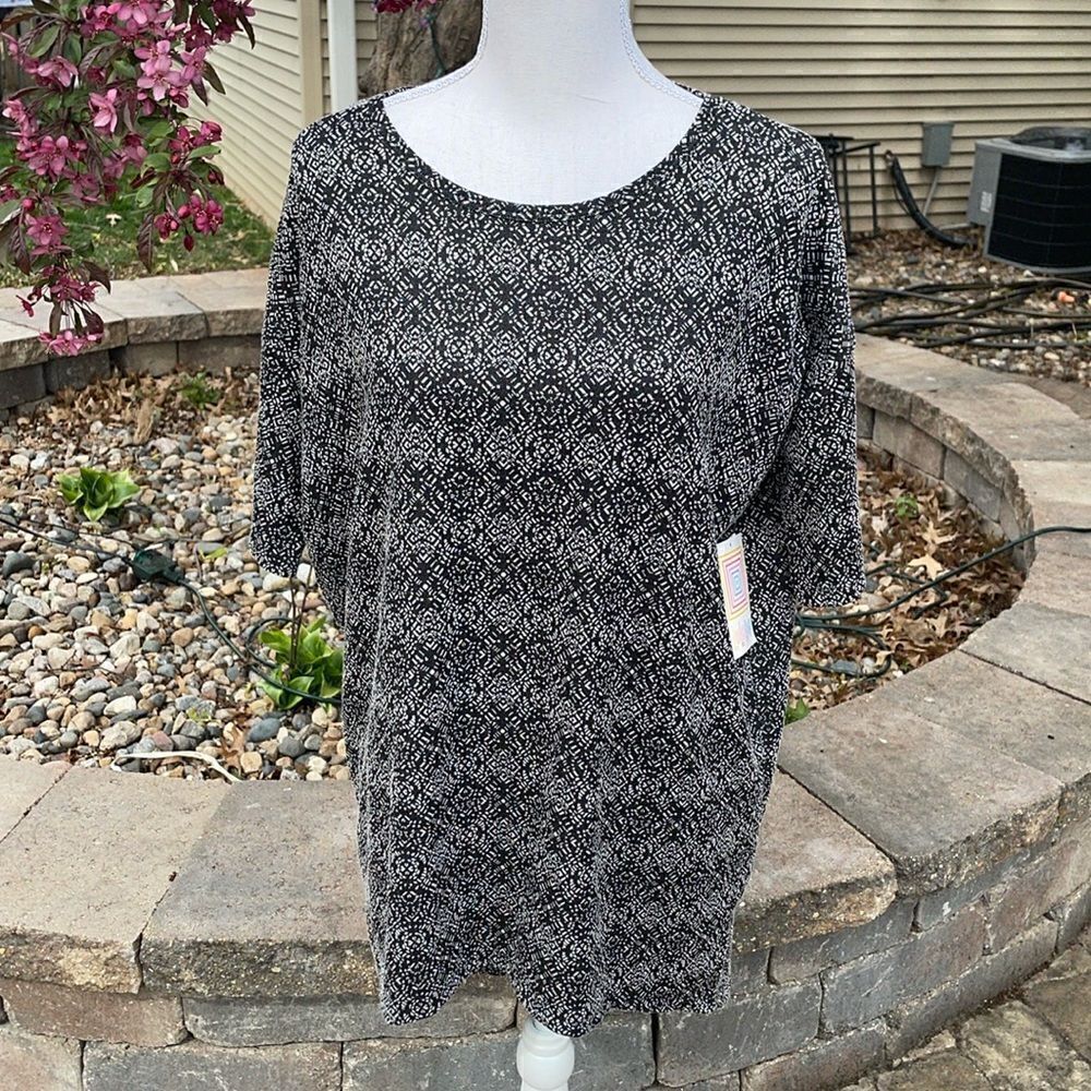 ✨LuLaRoe Black & White Printed Irma Tunic Top, NWT